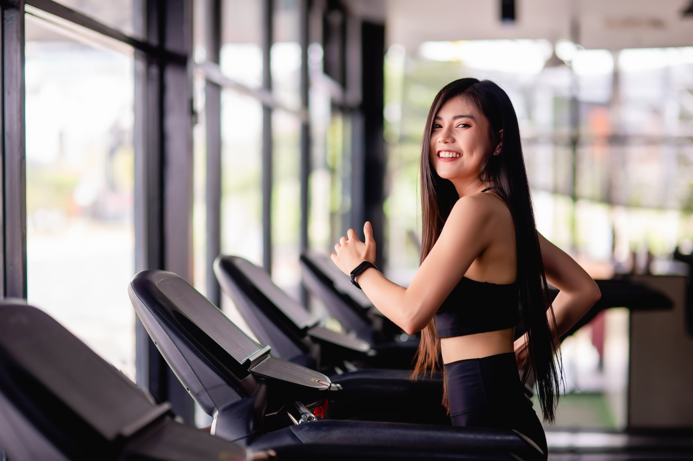 portrait-young-healthy-woman-running-treadmill-she-smile-during-workout-gym-healthy-lifestyle-concept-copy-space-vertical-image-1-1
